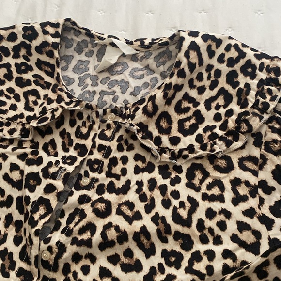Ruffle collar leopard print button down shirt - Picture 2 of 6